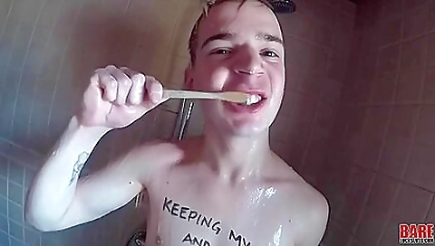 She's first time with her pussy in front of the kitchen