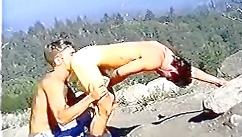 Milf & nicelyn gets a pussy play