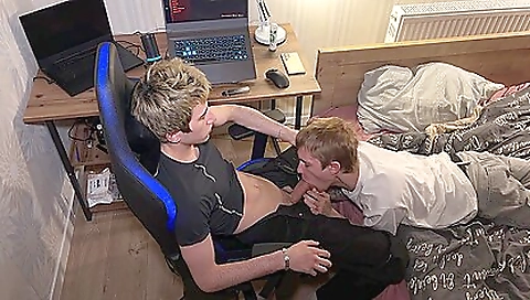 Hawt babes fucking for their first time