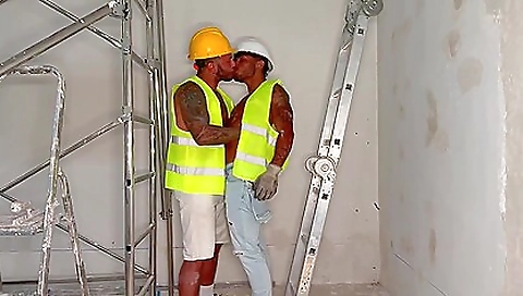 Shawto altogethermerr targ elen on a dick